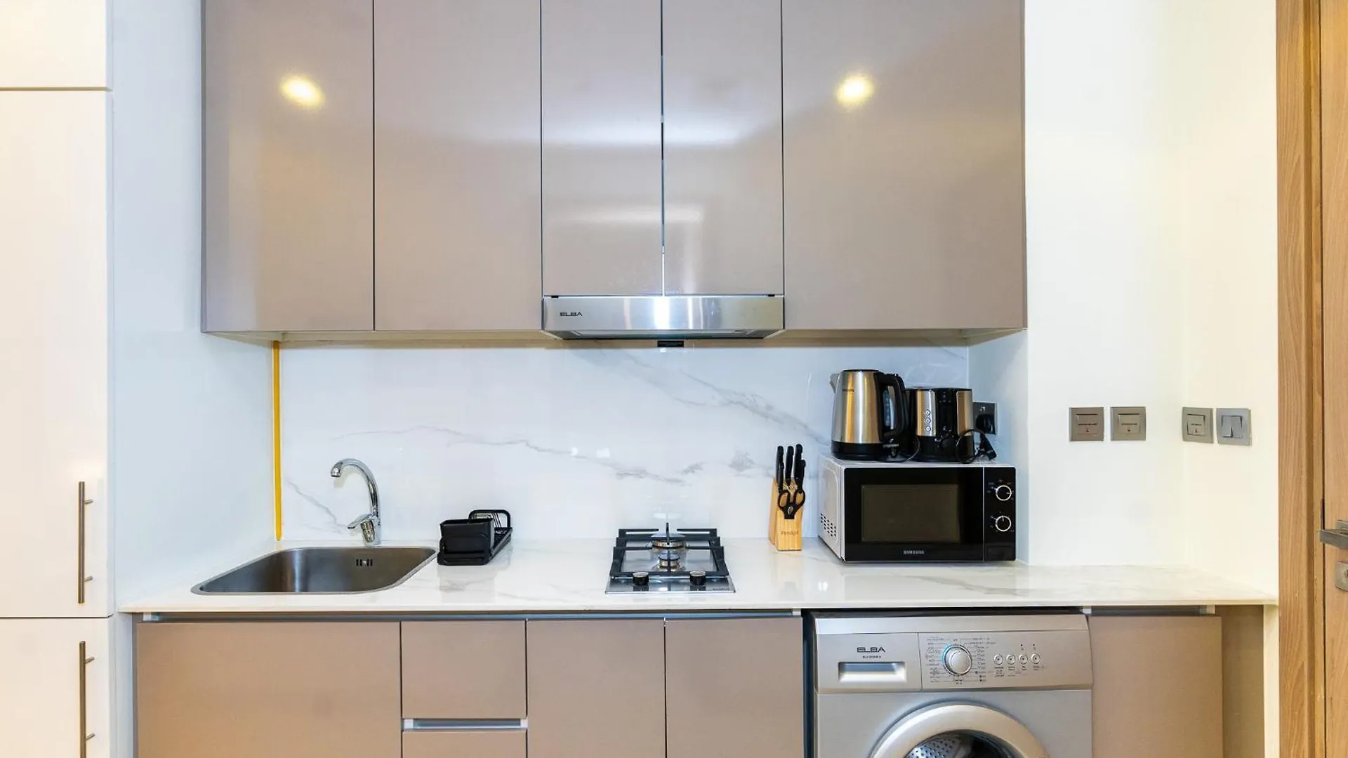 Citihome- Elegant Studio Retreat With Cozy Comfort Dubai Apartment
